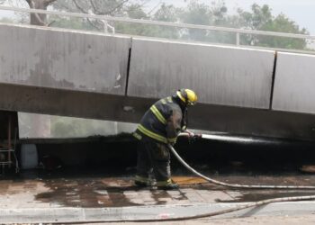 Incendian la maleza bajó el puente José María Morelos