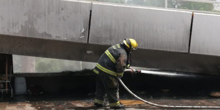 Incendian la maleza bajó el puente José María Morelos