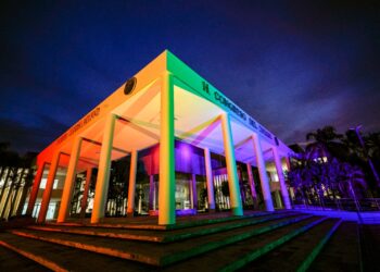 Ilumina Congreso edificio en apoyo al Día Internacional Contra la LGTBI-Fobia