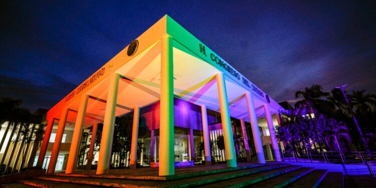 Ilumina Congreso edificio en apoyo al Día Internacional Contra la LGTBI-Fobia