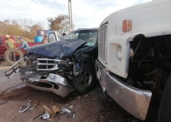 Chocan camioneta y góndola; tres albañiles resultan lesionados frente a La Primavera 