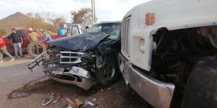 Chocan camioneta y góndola; tres albañiles resultan lesionados frente a La Primavera 