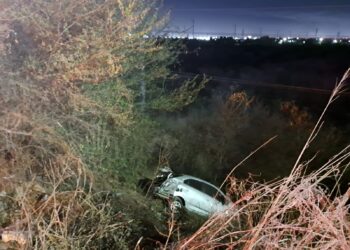 Hallan en un barranco auto robado con impactos de bala en “La Costerita”