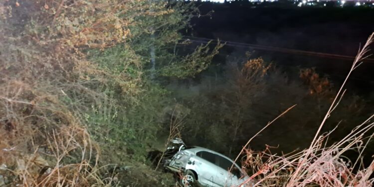 Hallan en un barranco auto robado con impactos de bala en “La Costerita”