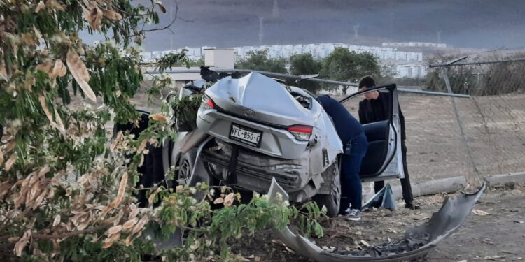 Destruye su auto al chocar contra un árbol y sólo resulta con golpes y lesiones leves