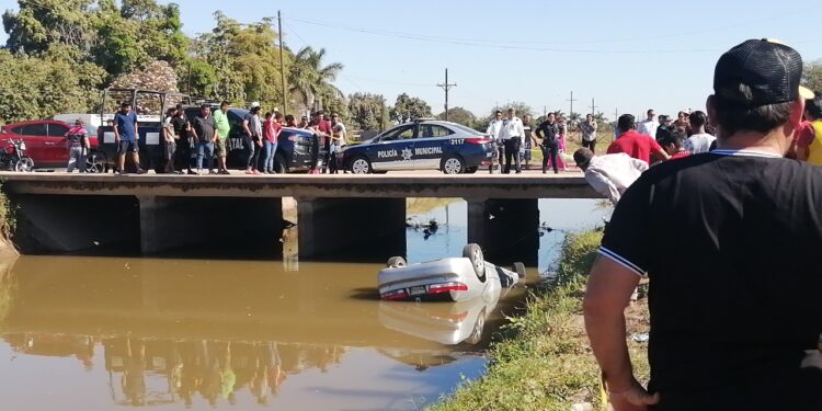 Mueren dos vecinos de Bachimeto al caer automóvil a las aguas de un canal en Otameto