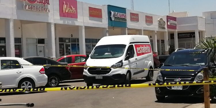 Se intoxican trabajadores de una empresa de paquetería frente a UAdeO