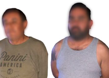 Tras reporte de disparos, policías aseguran a dos civiles y una pistola