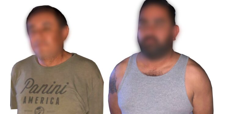 Tras reporte de disparos, policías aseguran a dos civiles y una pistola