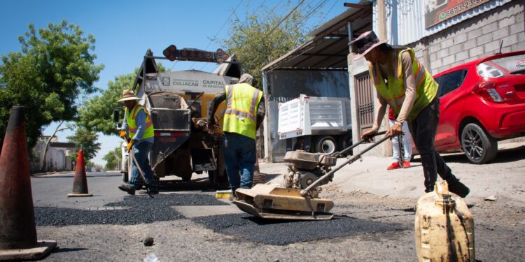Avanza acondicionamiento de la infraestructura vial con bacheo y reencarpetado en Culiacán
