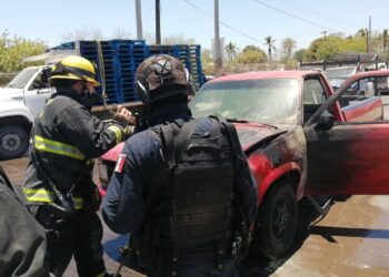 Se incendio camioneta frente a la UAdeO
