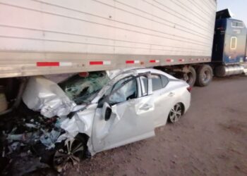 Dos lesionados en choque de automóvil y trailer en El Tamarindo