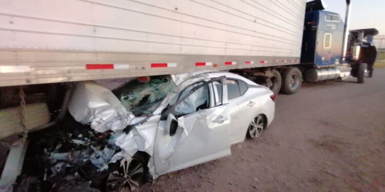 Dos lesionados en choque de automóvil y trailer en El Tamarindo