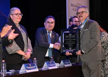 La Universidad reconoce a académicos por sus aportaciones en la formación de los jóvenes