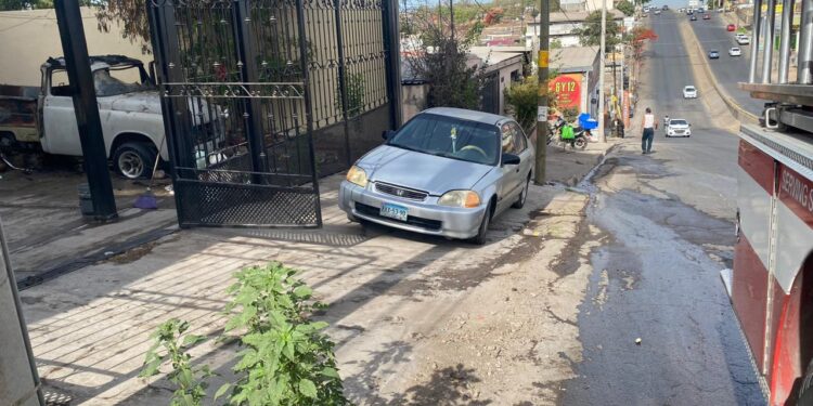 Se incendia camioneta antigua en la Buenos Aires