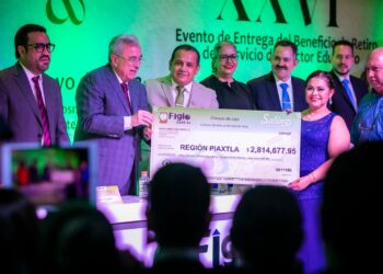 Rocha entrega estímulos por jubilación y retiro a maestros