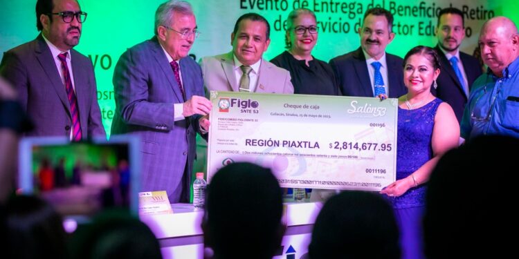 Rocha entrega estímulos por jubilación y retiro a maestros