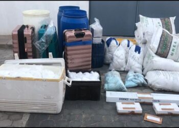 Ejército y FGR aseguran más de 900 kilogramos de posible metanfetamina en Baja California.