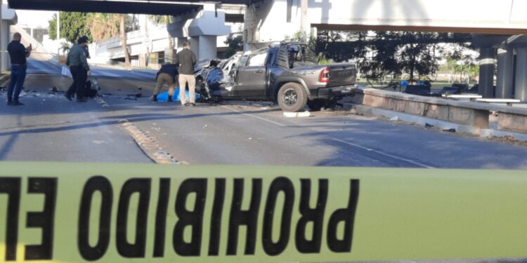 Muere un desconocido al chocar camioneta sobre el puente Jorge Almada y caer al Malecón Viejo