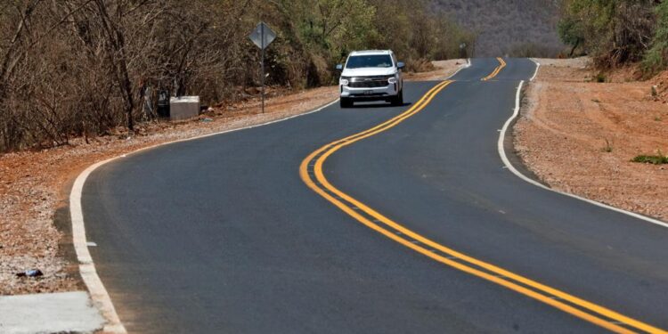 Rocha inaugura la carretera a Las Aguamitas-Agua Blanca