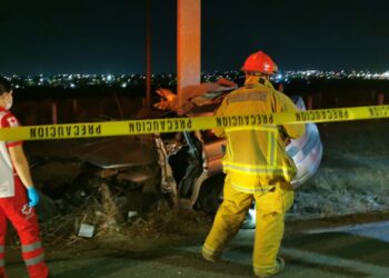 Muere conductor de un auto al chocar contra un poste en “La Costerita”