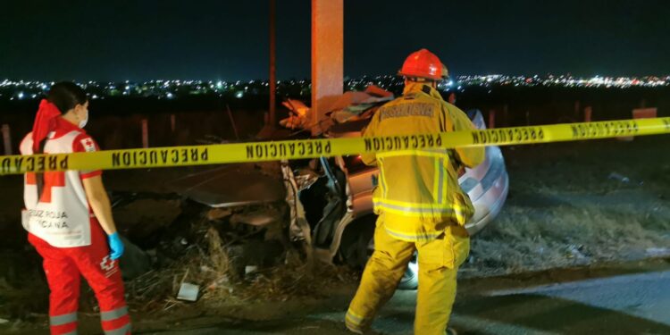 Muere conductor de un auto al chocar contra un poste en “La Costerita”