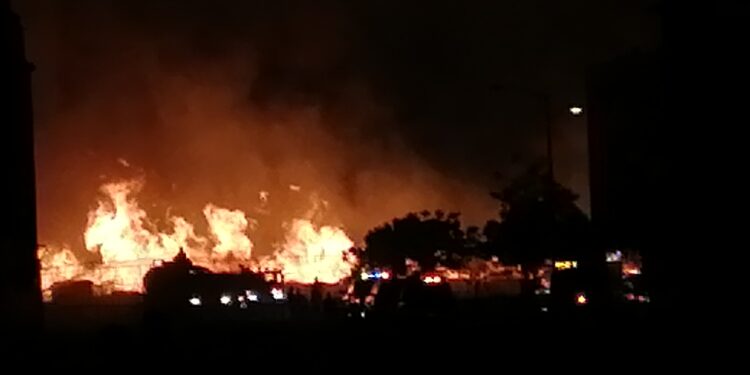 Se quema fábrica de tarimas de madera en Alturas del Sur hoy en la madrugada