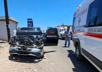 Choca de alcance camioneta contra tráiler en El Diez; una persona sale herida