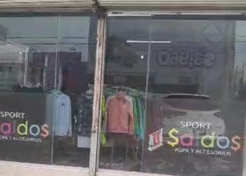 Camioneta se mete a un tienda de ropa y causa daños materiales