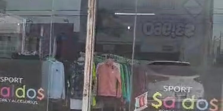 Camioneta se mete a un tienda de ropa y causa daños materiales