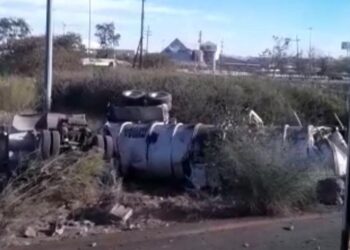 Vuelca tráiler que jalaba dos pipas cargadas de combustible en El Diez