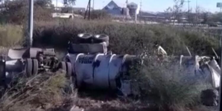 Vuelca tráiler que jalaba dos pipas cargadas de combustible en El Diez