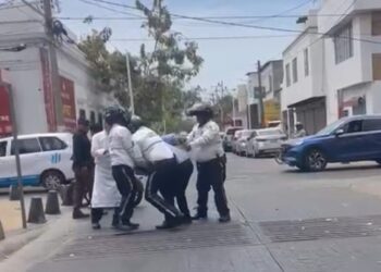 Video. Agentes de tránsito someten a un ciudadano en el centro de la ciudad