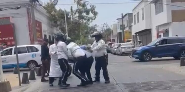 Video. Agentes de tránsito someten a un ciudadano en el centro de la ciudad