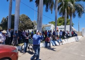 Productores agrícolas también toman Pemex en Culiacán
