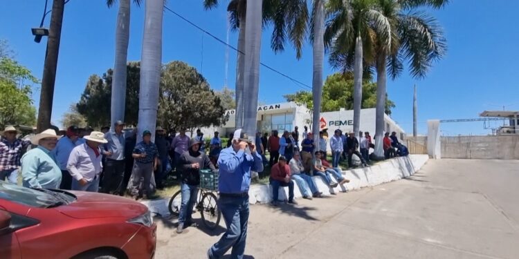 Productores agrícolas también toman Pemex en Culiacán