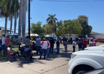 Productores amenazan con tomar aeropuertos y vías ferroviarias de no establecerse precios justos para los granos