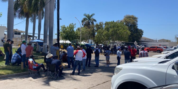 Productores amenazan con tomar aeropuertos y vías ferroviarias de no establecerse precios justos para los granos