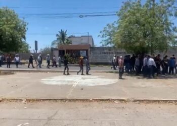 Productores agrícolas levantan plantón en Pemex de Topolobampo y Guamúchil