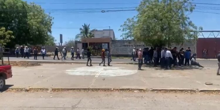 Productores agrícolas levantan plantón en Pemex de Topolobampo y Guamúchil