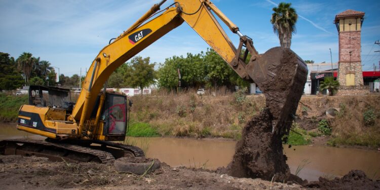Limpian drenes y alcantarillas de Culiacán ante próxima temporada de lluvias