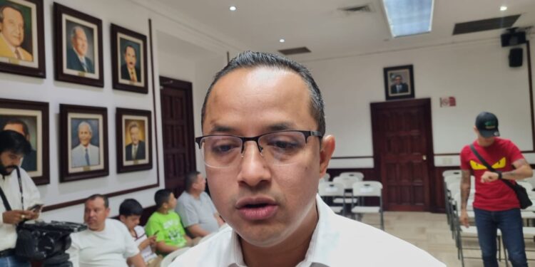 Hijos de trabajadores sindicalizados de nuevo reciben becas, celebran líder del Stasac y alcalde