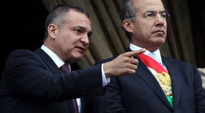 Giran órdenes de captura contra García Luna y 60 personas ligadas a contratos en penales federales