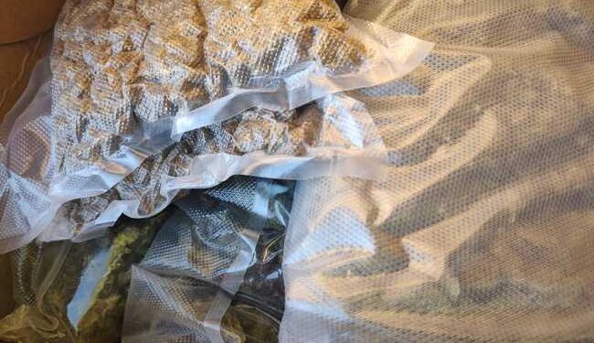 Mariguana en paquete y cigarrillos son decomisados en una paquetería en Culiacán