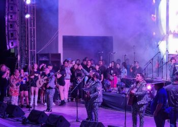 Miles de culichis disfrutan del concierto de La Plakosa