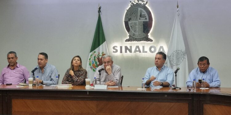 Rocha Moya pide a productores liberar el Aeropuerto Internacional de Culiacán