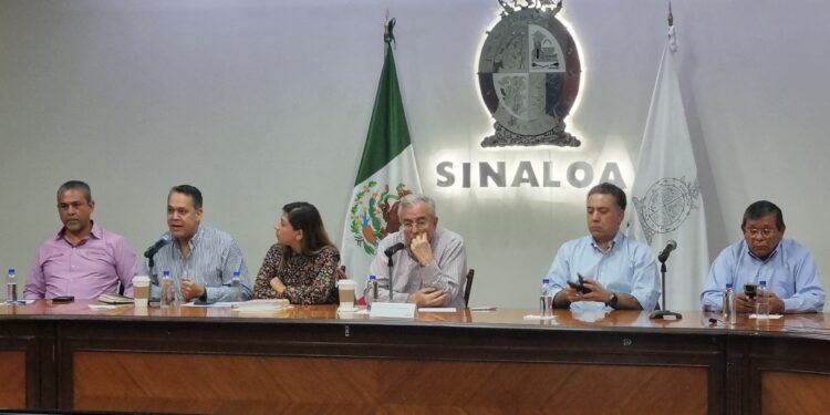 Rocha Moya pide a productores liberar el Aeropuerto Internacional de Culiacán