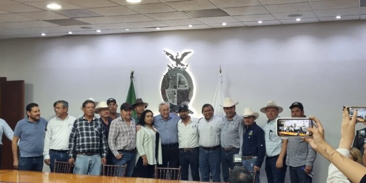 Rocha Moya establece acuerdos con agricultores tras finalizar  protestas en el Aeropuerto de Culiacán