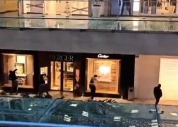 Cuatro ladrones roban con mazos una joyería en un centro comercial de Ciudad de México