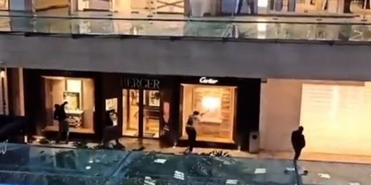 Cuatro ladrones roban con mazos una joyería en un centro comercial de Ciudad de México